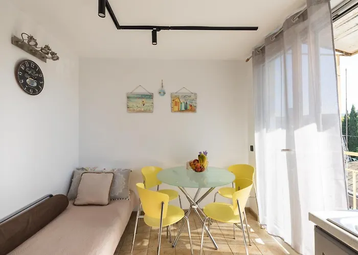 Promenade Rooftop Flat 公寓